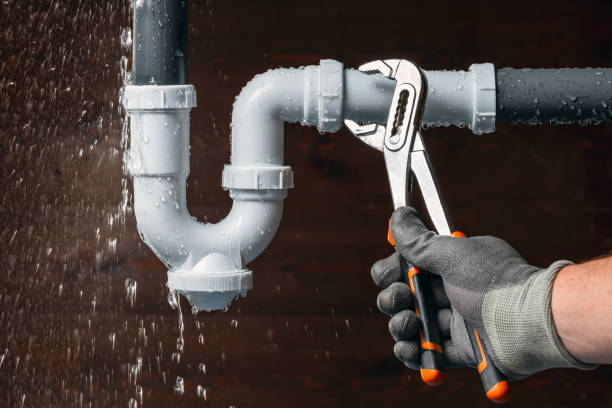 Professional Emergency Plumber technician working in Verona, MS